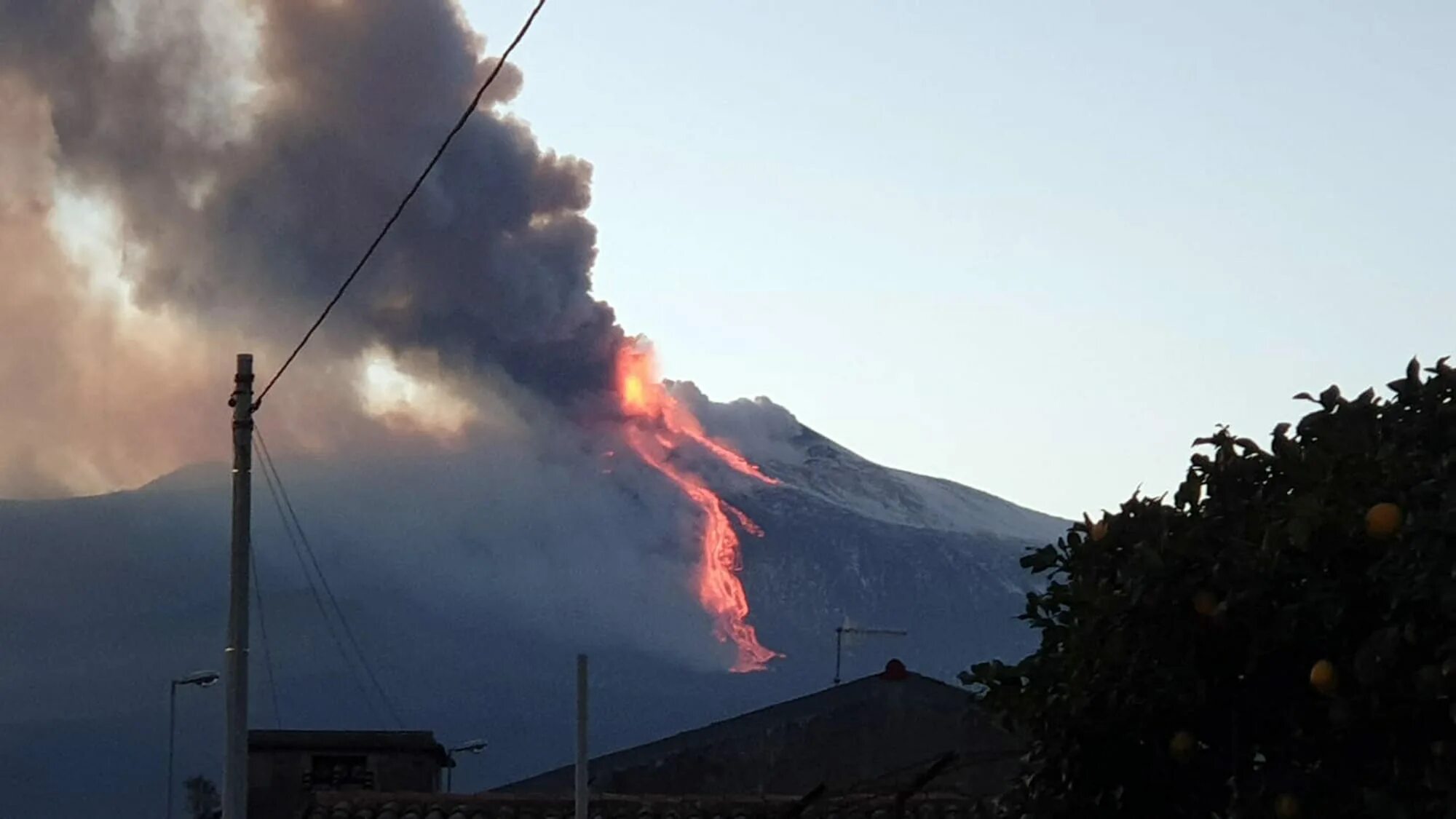 Этна Италия. Сицилия вулкан Этна. Этна Сицилия извержение. Извержение вулкана Этна 2021. Действующий ли вулкан этна