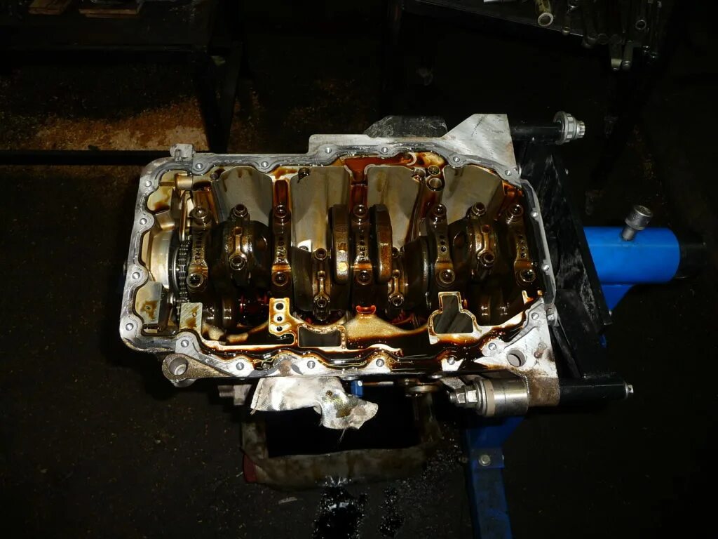 Разбор двигателя после масла купер. Масло после переборки двигателя. Двигатель после промывочного масла. Двигатель после капиталки. Двигатель после масла купер.