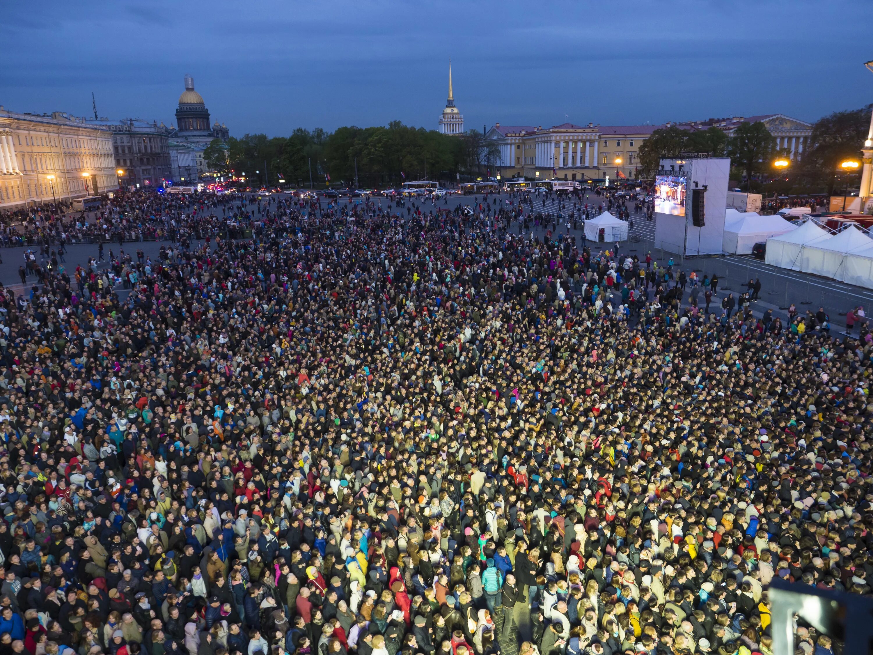 карта городов россии с населением более 100 тысяч. население 50 тыс человек. толпа арабов. человек толпы. города с населением 1 млн человек в россии.