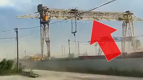 Упала крановщица