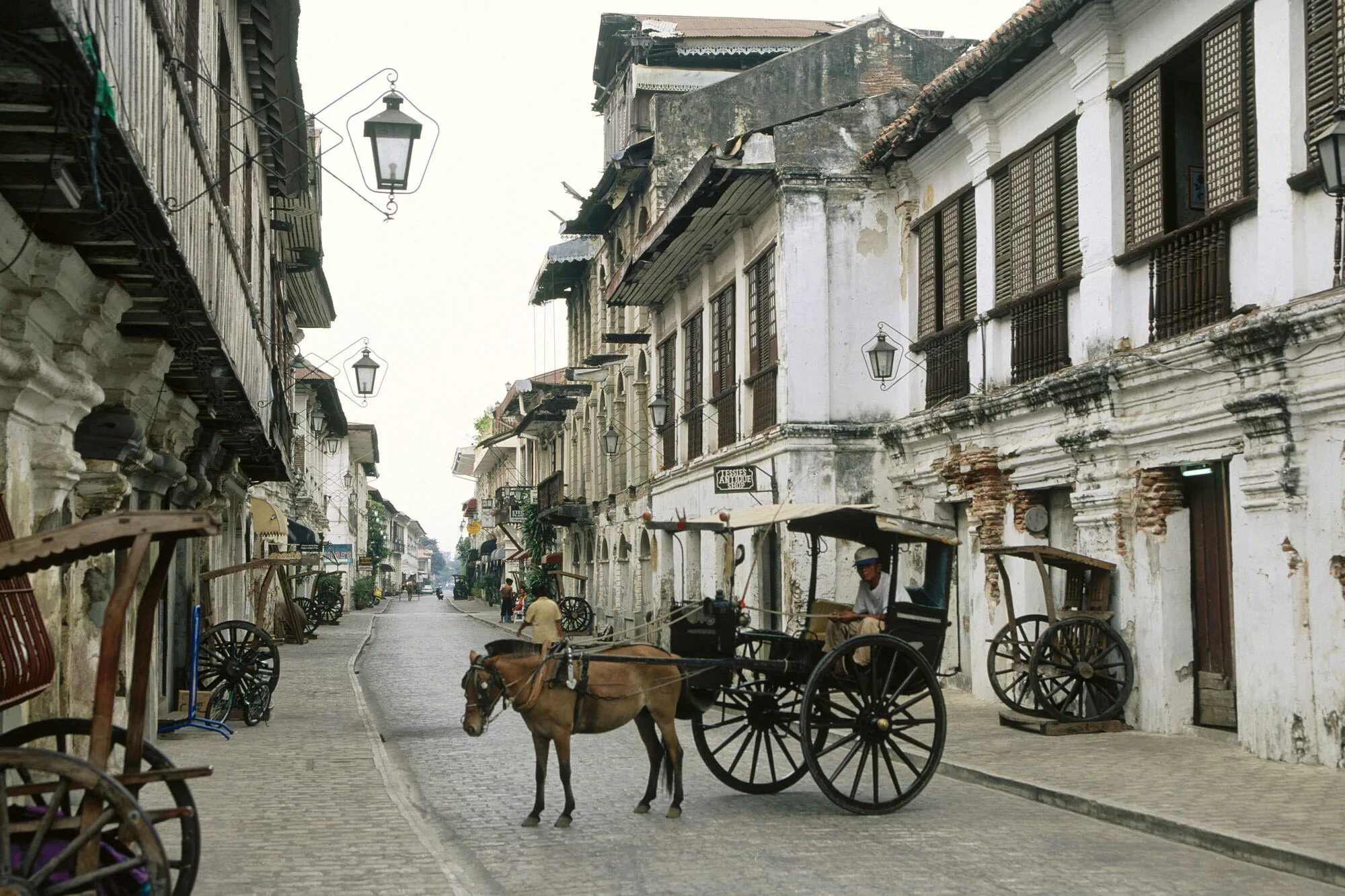 Город Виган Филиппины. Исторический город Виган Филиппины. Восточная Европа улочки Италия. Старая улица.