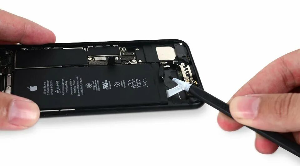 Сколько стоит поменять аккумулятор на айфоне 7. Iphone 7 Battery. Аккумулятор для iphone 7. АКБ iphone 7 Plus. Замена аккумулятора iphone 7.