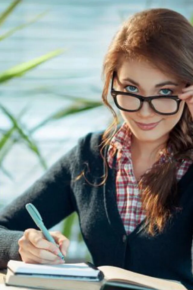 Учительницы брюнетки. Учитель в очках. учительница в очках. красивые учительницы в очках. учительница английского в очках.