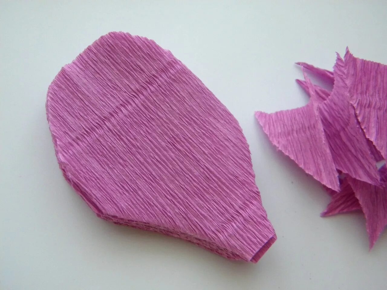 сделать поделки из гофрированной бумаги. цветы из гофробумаги. цветы из креповой бумаги. цветочки из гофрированной бумаги. сделать поделки из гофрированной бумаги.