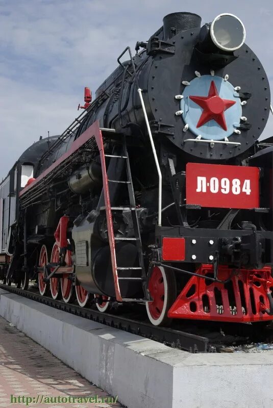 Сколько в городе исилькуле. Памятник паровозу исилькуль. паровоз достопримечательность исилькуль. памятник поезду в исилькуле. исилькуль памятник паровозу зимой.