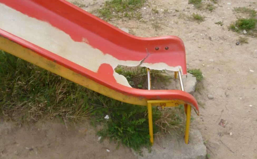 Нашли опасную детскую площадку