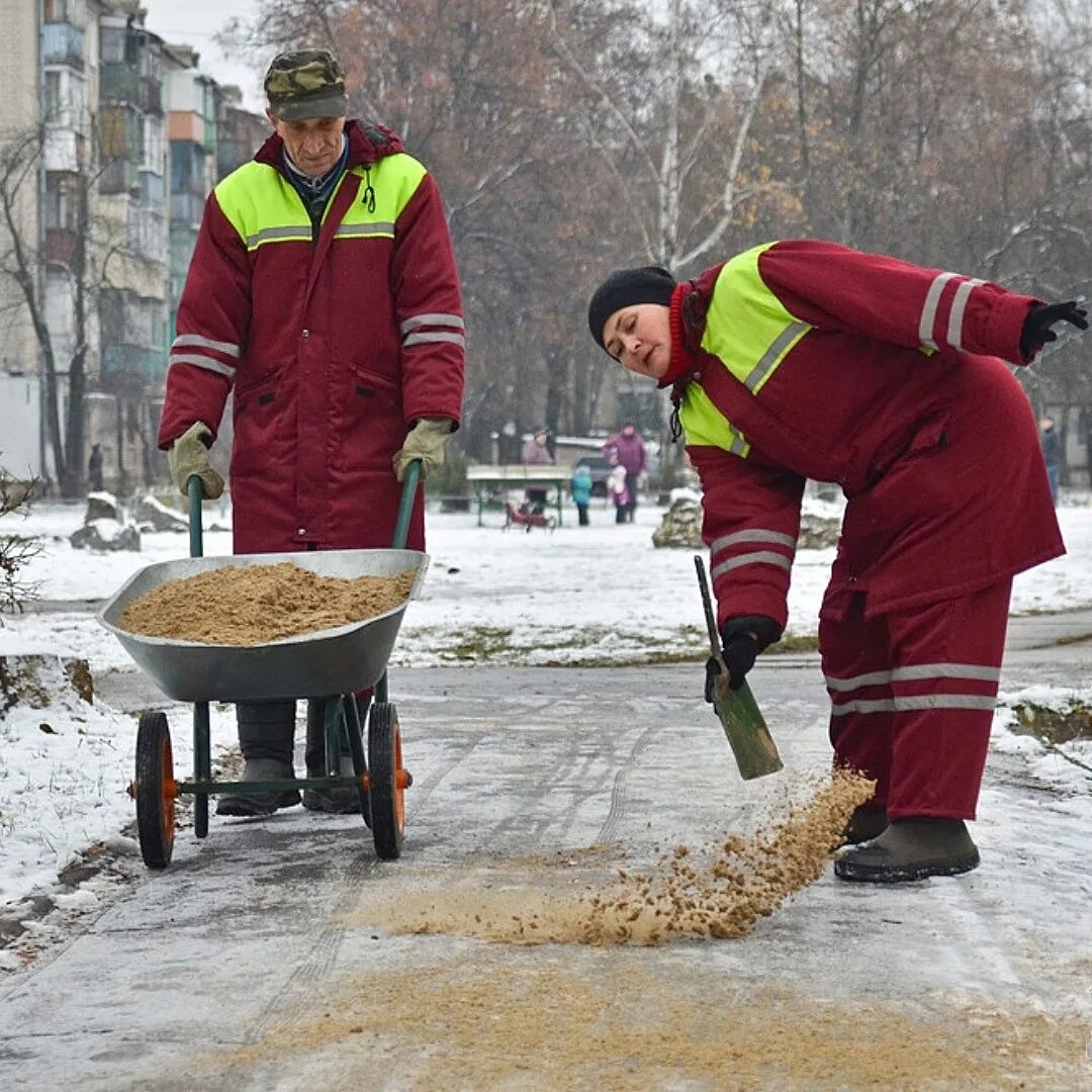 Дворник посыпает дорожки песком. Посыпание дороги песком. Гололед посыпают песком. Дорожка посыпанная песком.