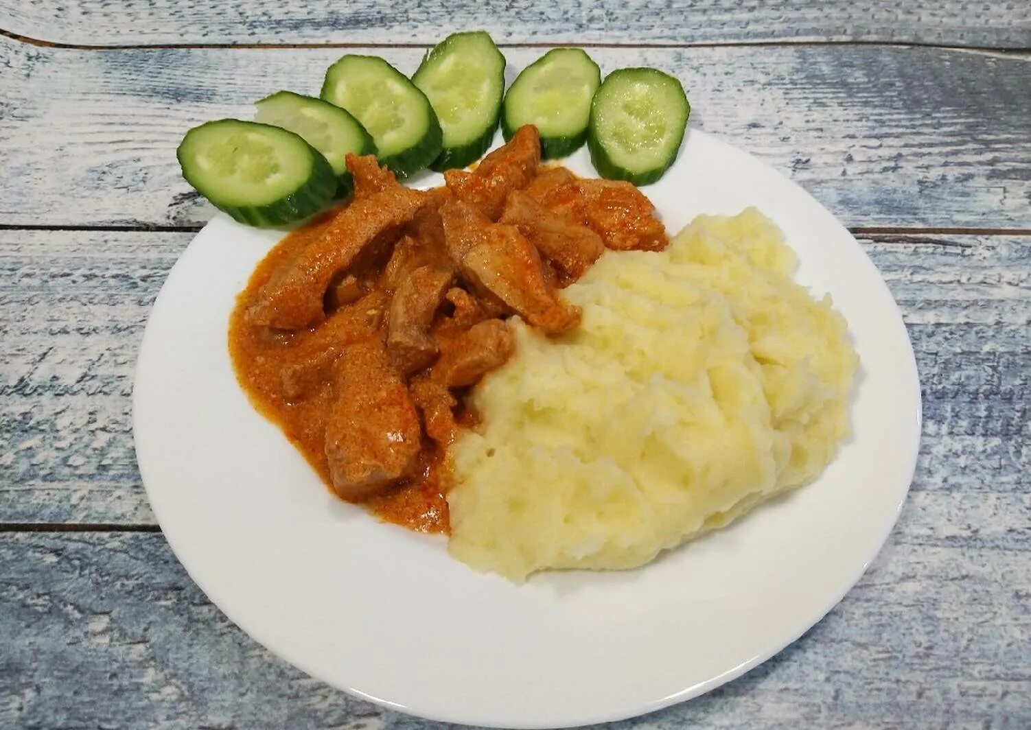 Гуляш с пюре. Гуляш из куриний с картофельным пюре. пюре с гуляшом из говядины. картофельное пюре с мясом. гуляш с жареной картошкой.