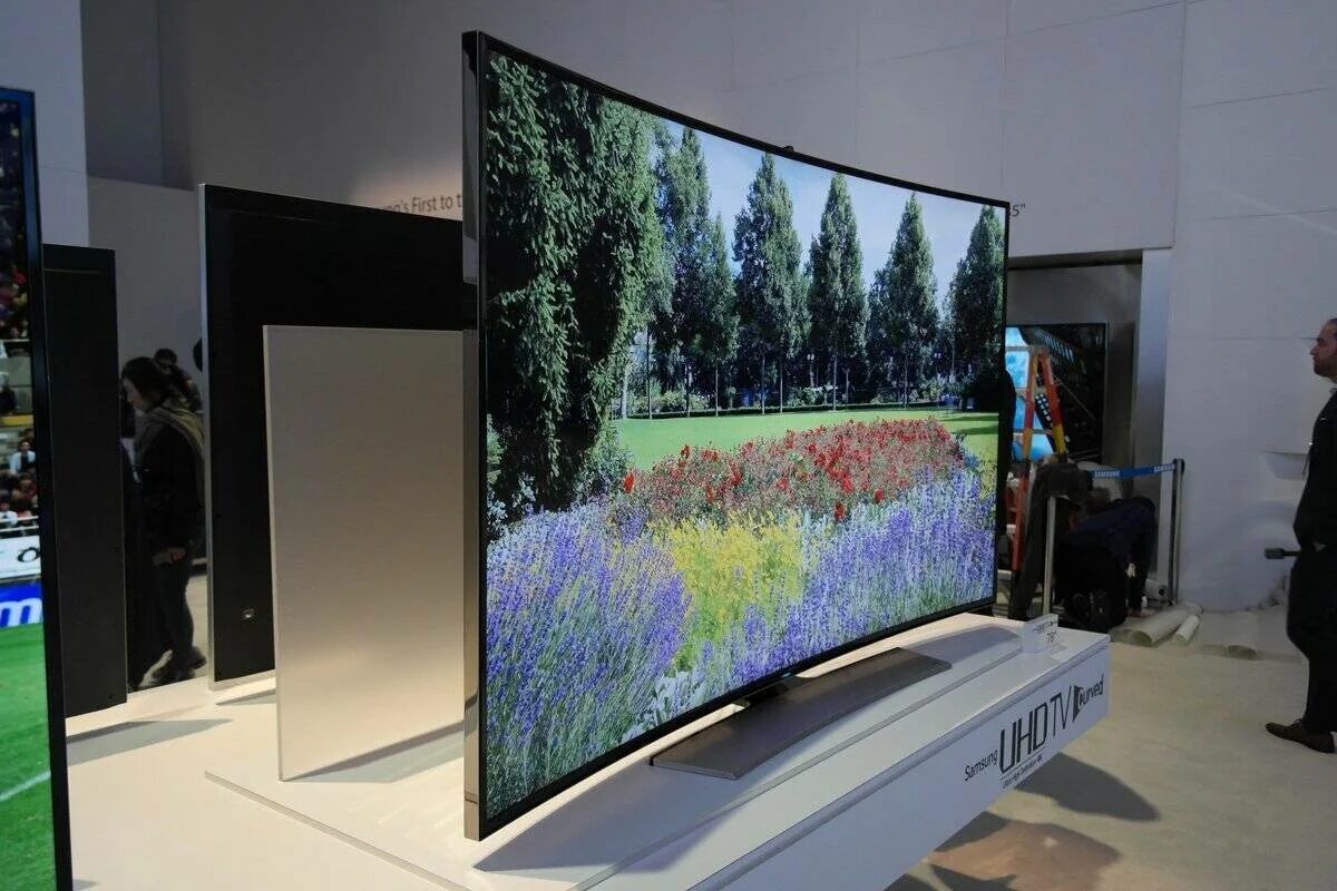 Официальные телевизоры в россии. Телевизор самсунг 85 дюймов. LG плазма 55 дюймов. Самый большой телевизор Samsung 110 дюймов. Плазма Samsung 2020.