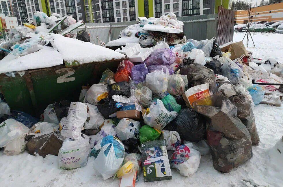 Завалена мусором. Горы мусора в городе. Мусор в городе. Мусор в Петербурге 2022.