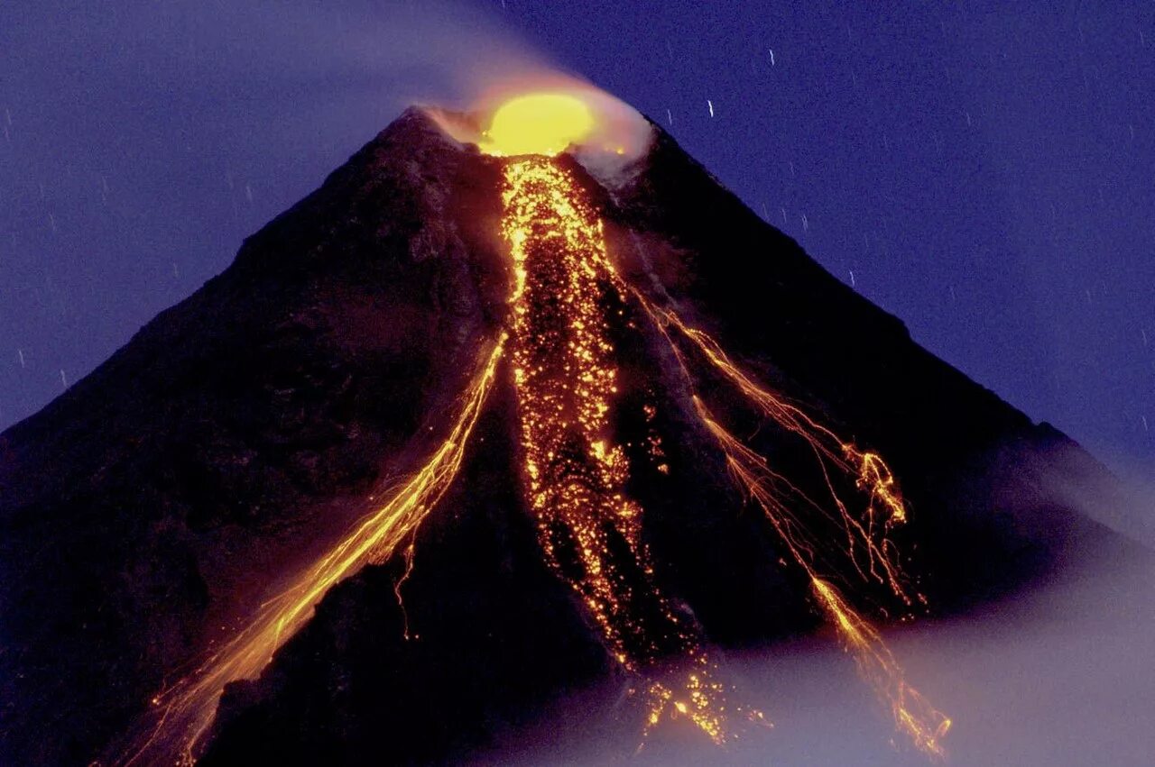 Извержение вулкана какое явление. Вулкан Майон Филиппины. Извержение вулкана Майон. Вулкан Майон Филиппины извержение. Вулкан Килиманджаро извержение.