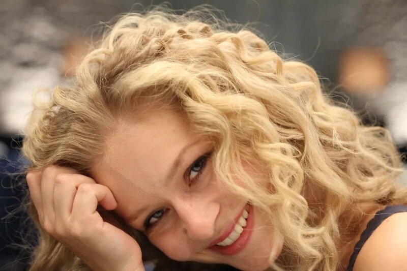 фотопортреты с эмоциями. девушка молчит. молчат ли девушки. молчаливая женщина. только тсс.