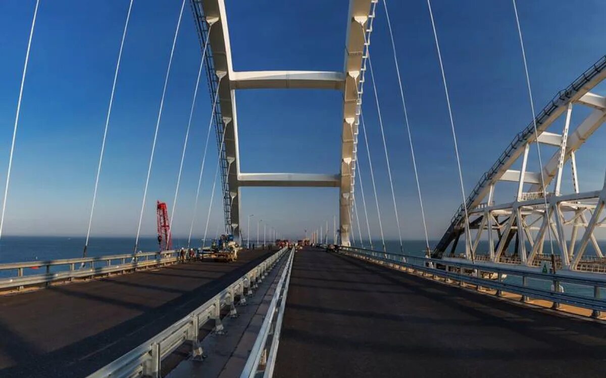 Работает ли мост. Большие мосты. автодорожный мост крым. крымский мост ночью. мост вблизи сбоку.