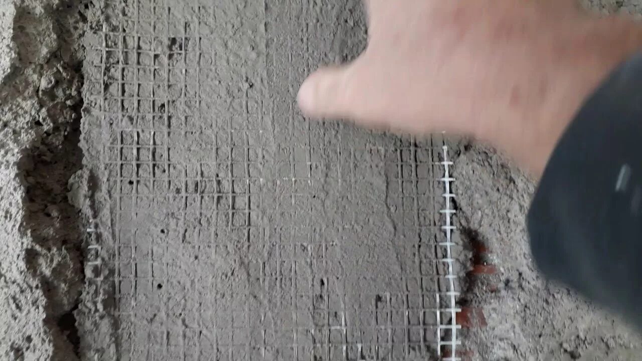 Штукатурка 3 см. Цементная штукатурка в штробе. Как заштукатурить дырку в стене. Декоративный кирпич пленка для стен замазывается цементом. Заштукатурить большую дыру в стене.