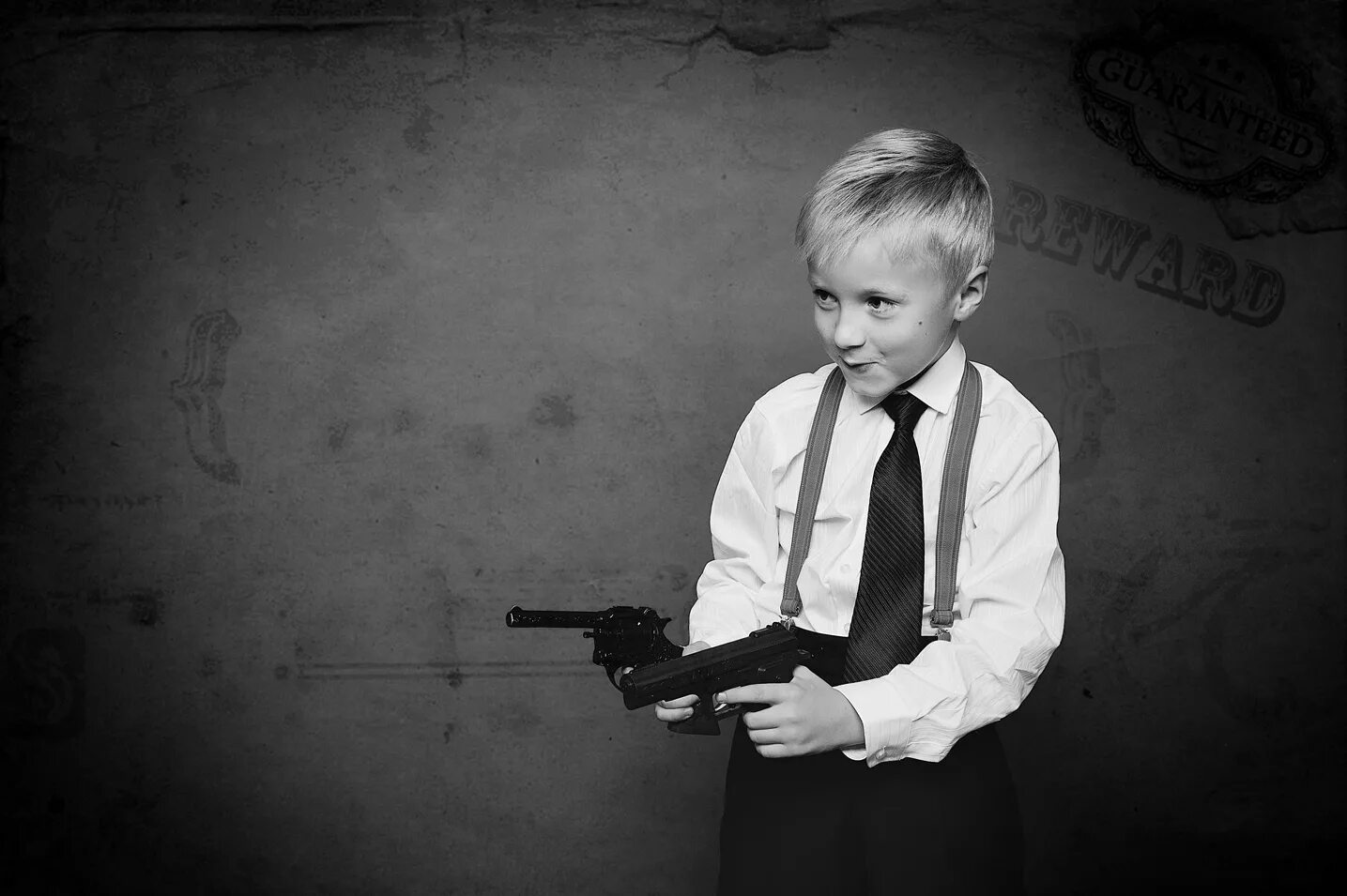 гангстерская фотосессия для детей. оружие для детей. гангстер мультяшный. малыш гангстер. шляпа для мальчика.