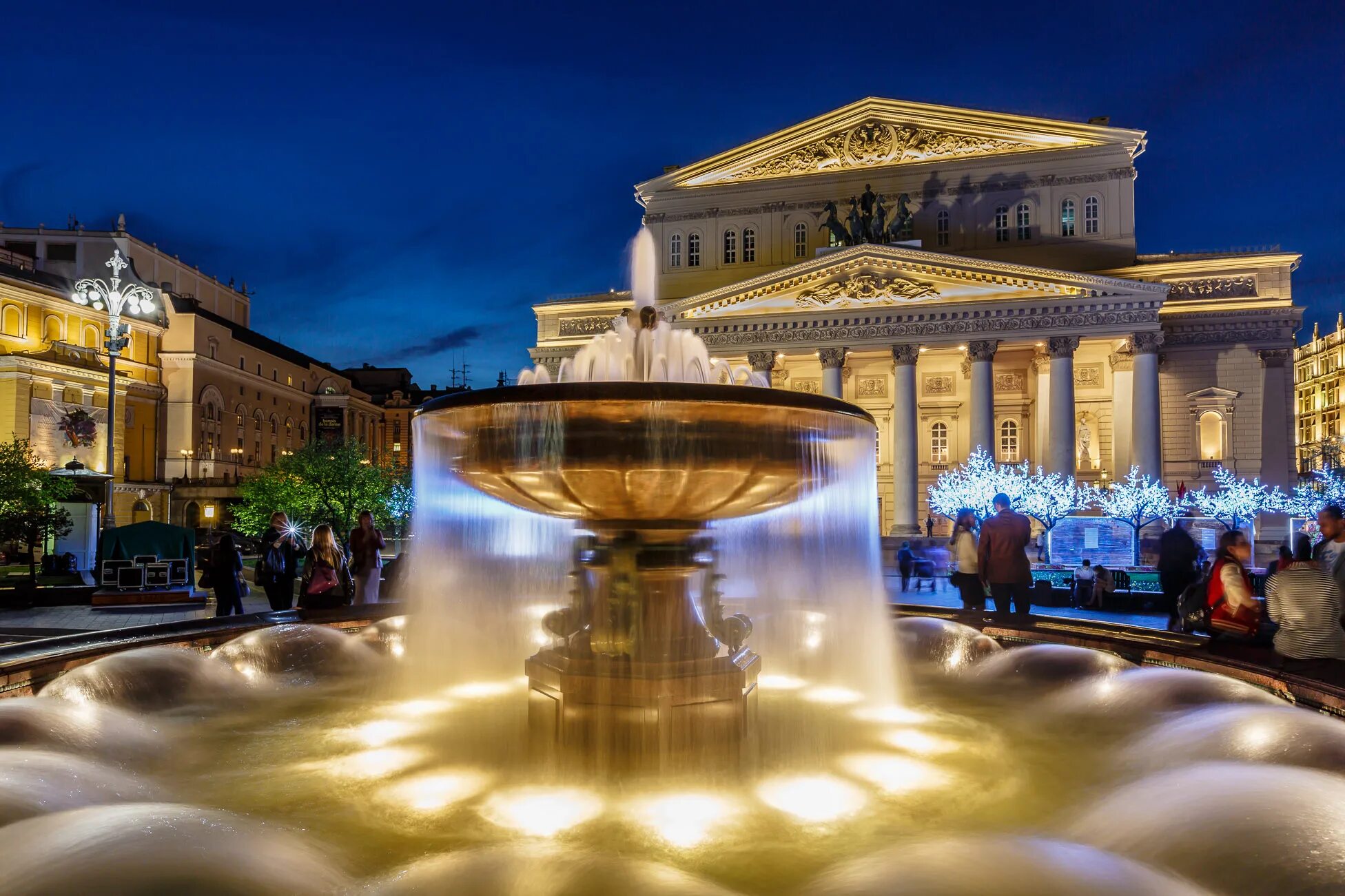 Фонтан у большого театра в Москве. Фонтан у большого театра в Москве фото. Фонтан «театральный» у большого театра. Большой театр России достопримечательности Москвы.