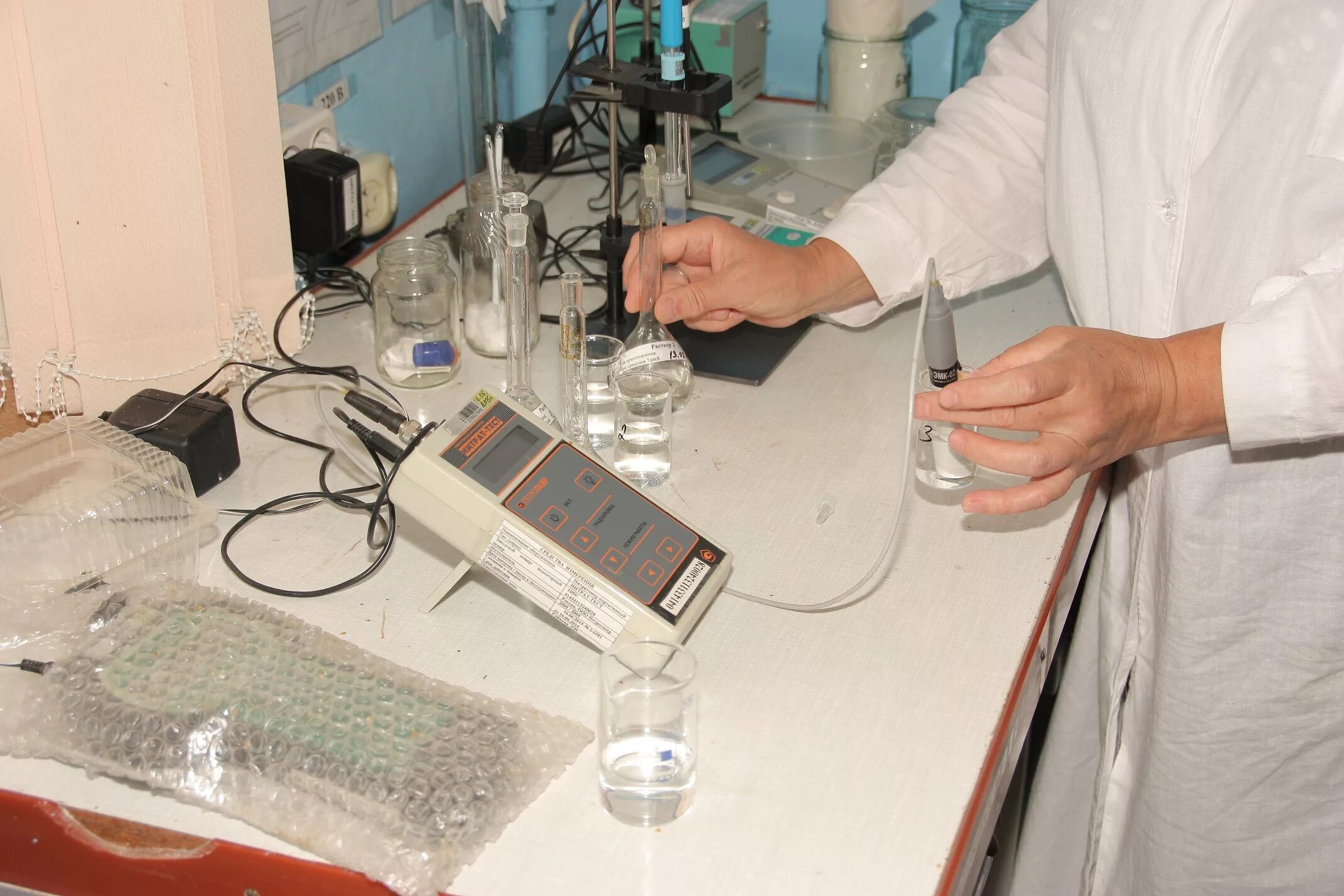 Долгов лабораторная. Лабораторные пробы воды. Хим приборы для исследования. Физико-химические методы. Лабораторные исследования воздуха.