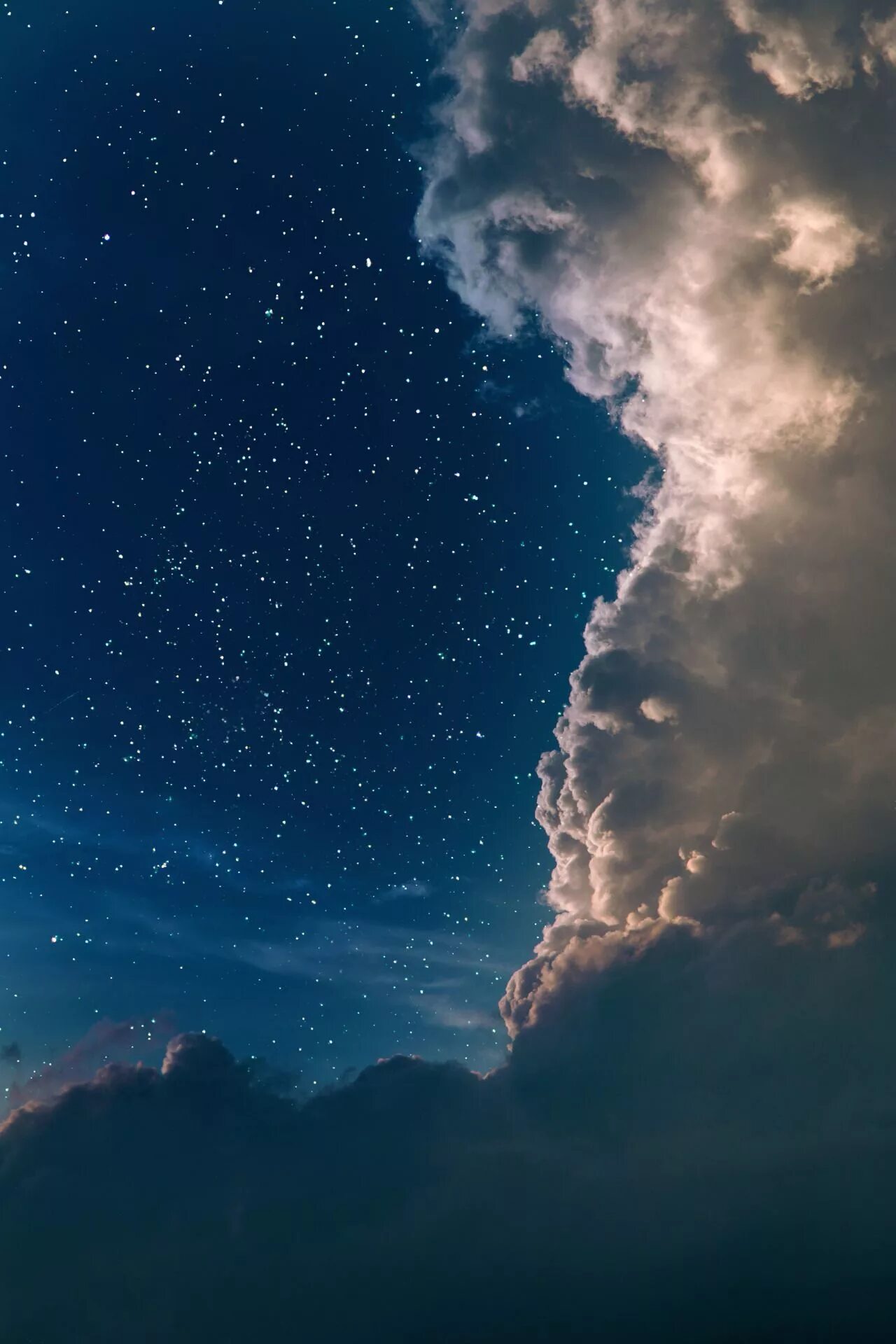 Облака звезды ночь. Ночное небо с облаками. Облака ночью. Ночное небо с тучами. Облака и звезды.