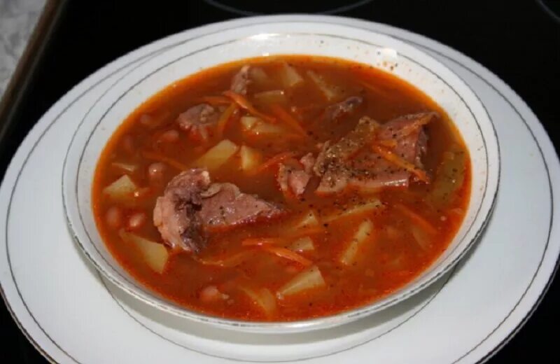 Суп с копчеными свиными. Фасолевый суп с копчеными ребрышками. Фасолевый суп с копчеными ребрами. Суп из копчёных рёбрышек свиных. Суп с фасолью и ребрышками.