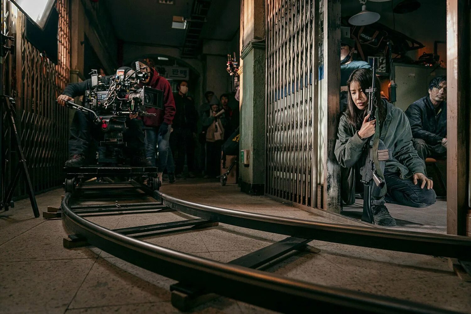 Sweet home сериал нетфликс. Котенок чи книга. Милый дом чи. Табличка дом милый дом. Книги по декору интерьера.