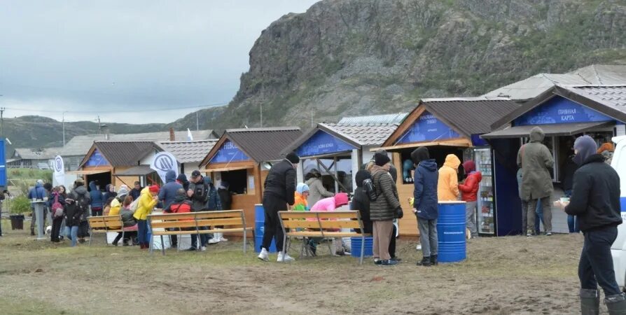 Путешествие в териберку программа на пятнице. Териберка люди. Кольский полуостров териберка. Териберка туристы. Кольский полуостров териберка.
