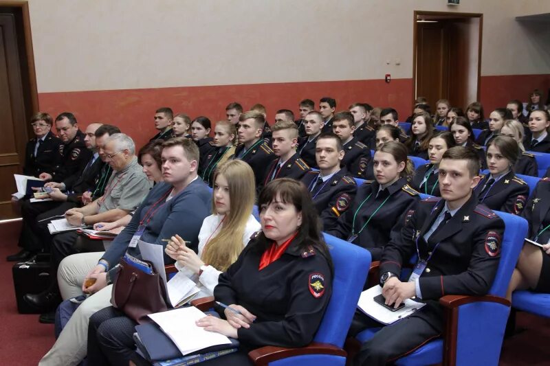 Сотрудники УМВД России по Орловской области приняли участие в акции по сдаче кро