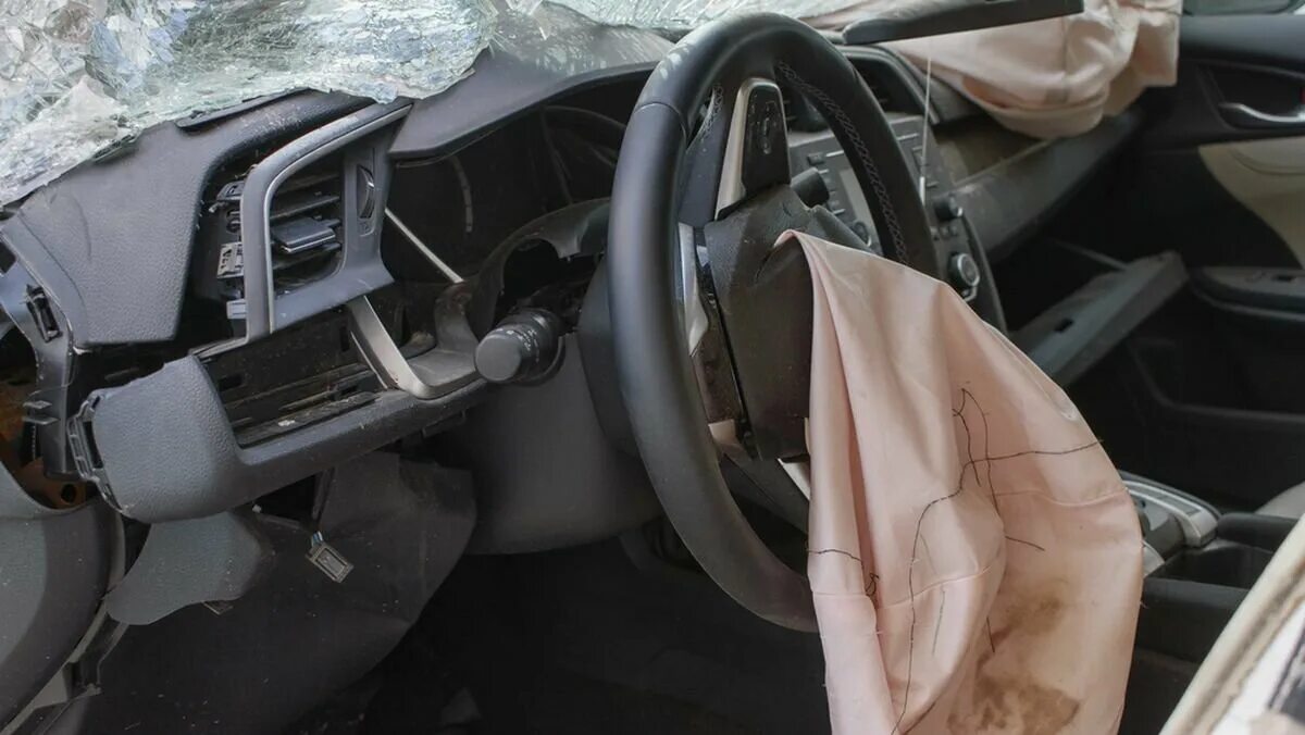 Подушка безопасности авария. Таката подушки безопасности. Takata defective airbag Suit.