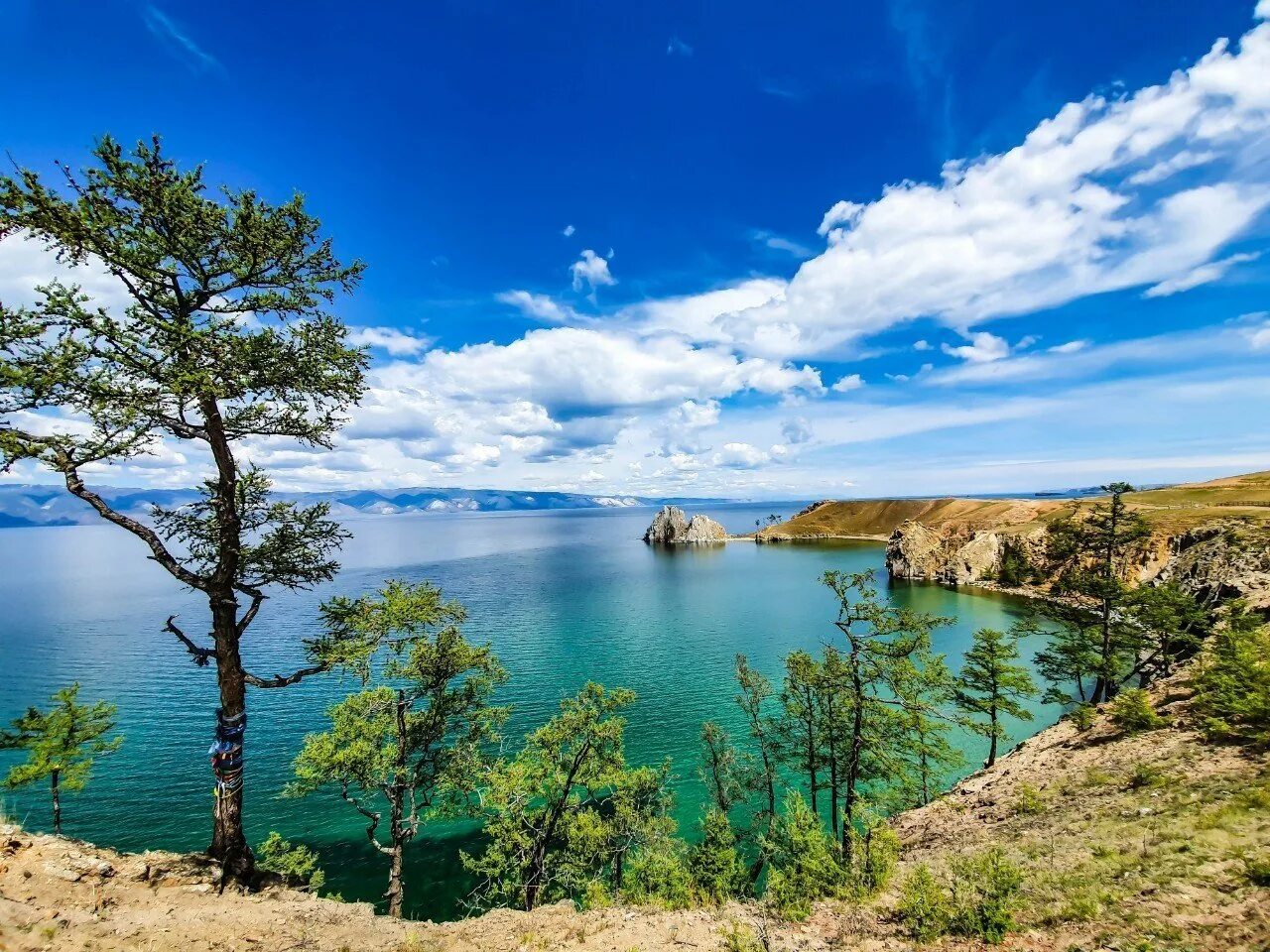 Голубое озеро байкал. Озеро Байкал. Сибирь озеро Байкал. Байкал пресноводное озеро. Красоты Байкала.