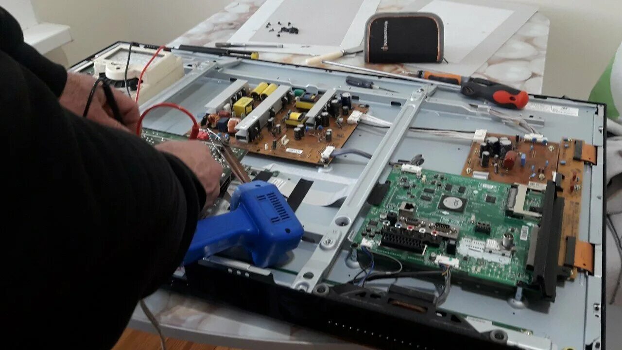 разобранный монитор. разобранный телевизор. ремонт жк своими руками. ремонт жк телевизоров своими руками. ремонтирует телевизор.