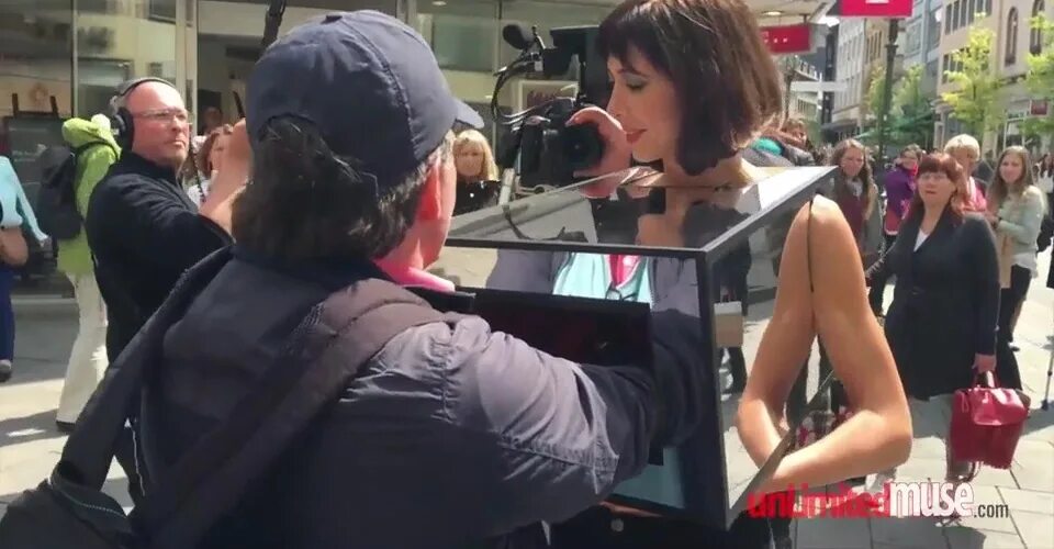 Швейцарская художница мило муаре. Milo moire mirror box. Milo moire перфоманс dildomobile. Шведская художница мило мойре. Mirror box performance by milo.