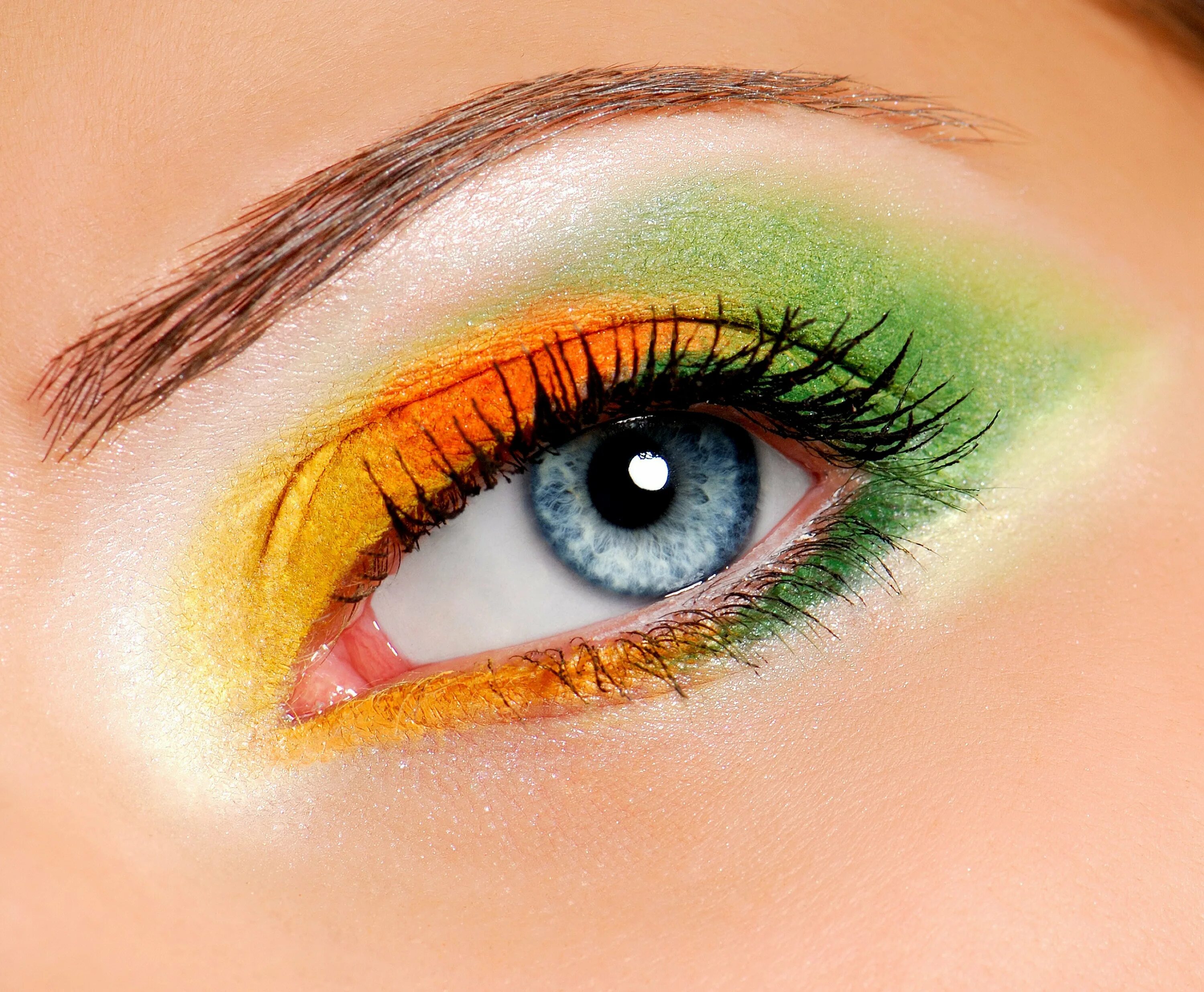 Желтый глаз 8. Оранжево зеленый макияж. Желто зеленый макияж. Оранжевый макияж для зеленых глаз. Макияж с желтыми тенями для зеленых.