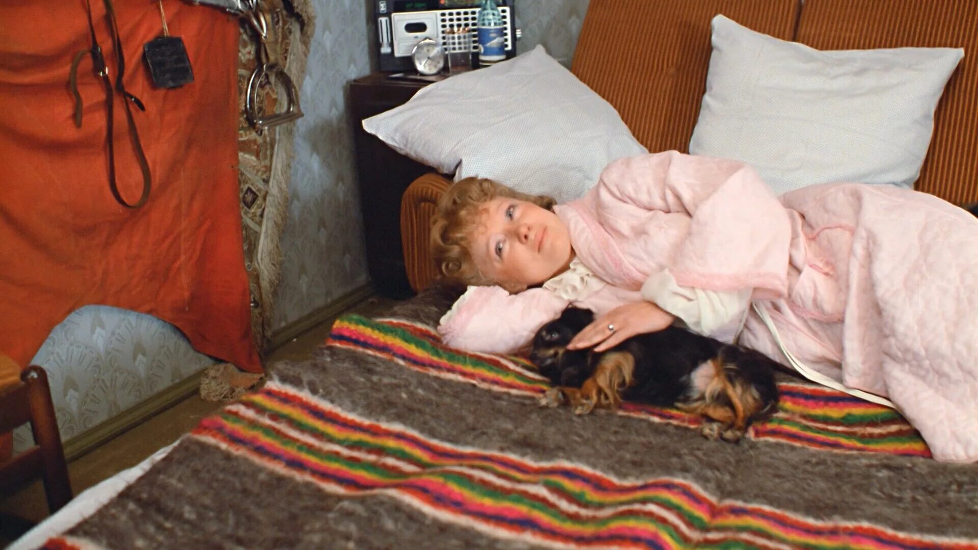 раиса захаровна любовь и голуби. любовь и голуби собака раисы захаровны. фильм любовь и голуби название корабля на курорте. любовь и голуби собака раисы захаровны. раиса захаровна из фильма любовь и голуби.