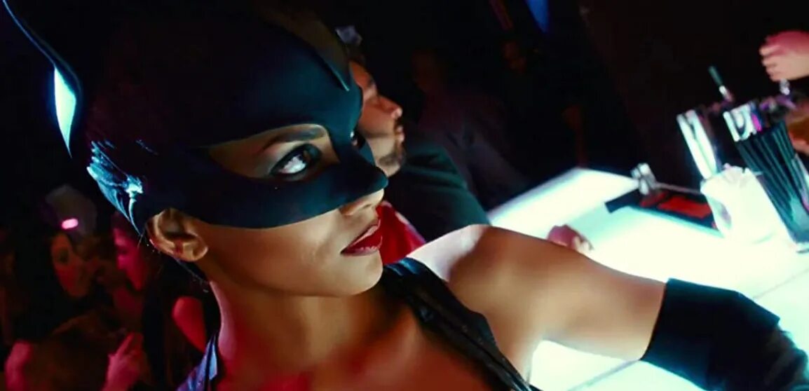 Фамилия женщины кошки 4. Холли берри 2004. Женщина кошка на белом фоне. Холли берри женщина кошка. Холли берри женщина кошка стрижка.