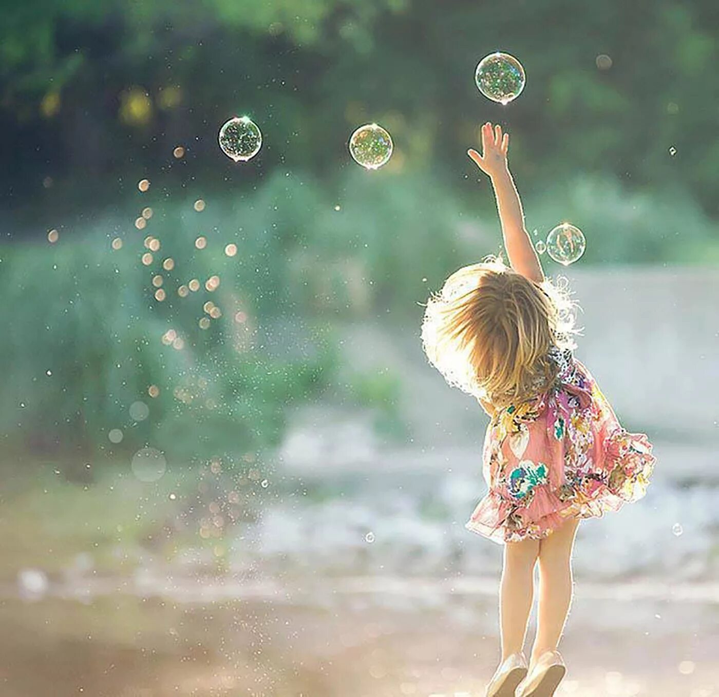 Мотиватор на день. Девушка с мыльными пузырями. Мелкие радости жизни. Прекрасные мгновения жизни. Дети радость жизни.