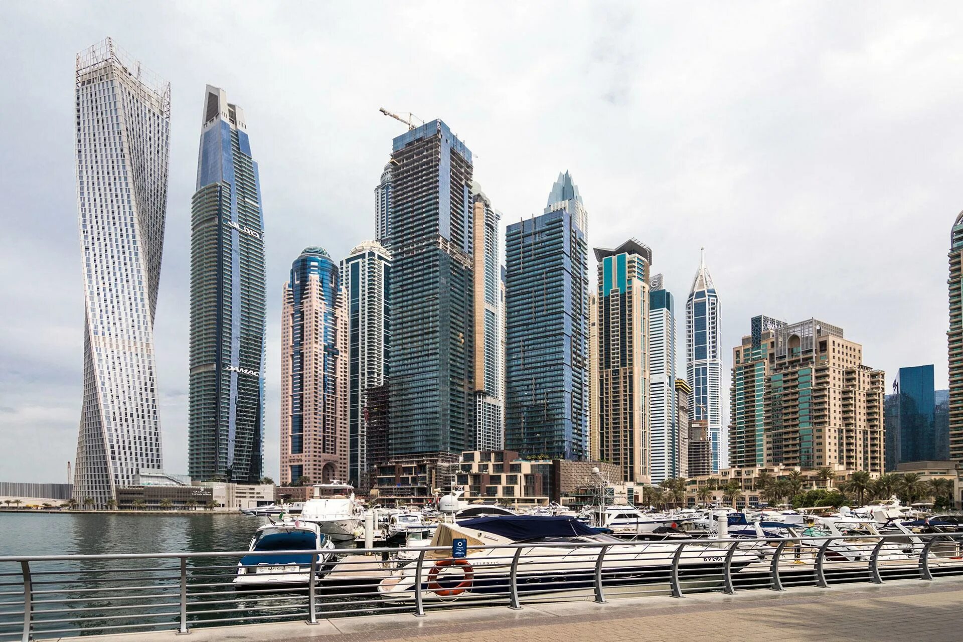 Население дубая 2024. Небоскребы Дубая. Население Дубая 2022. Horizon Tower Dubai Marina. Морская гавань Дубай.