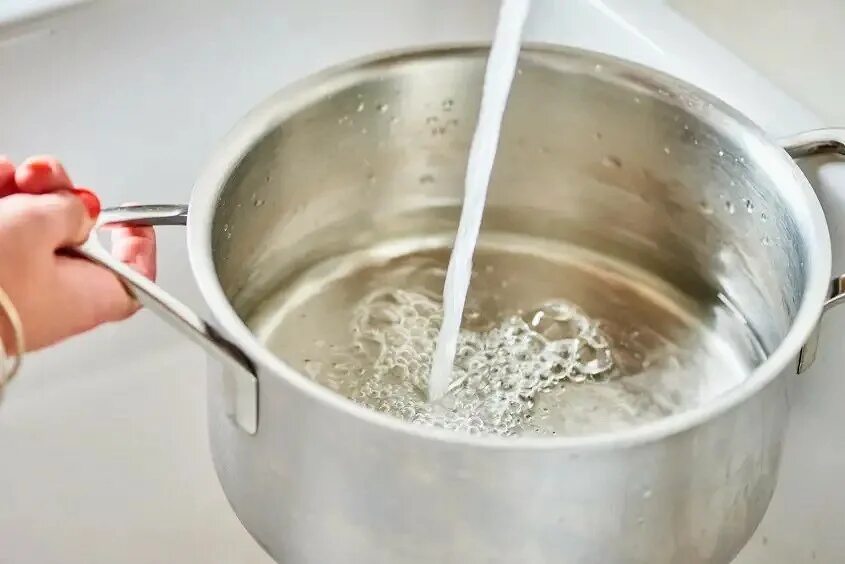 Масло в кастрюле. Растительное масло кипит. Стирка белья с растительным маслом. Растительное масло на сковороде. Кипение растительного масла.