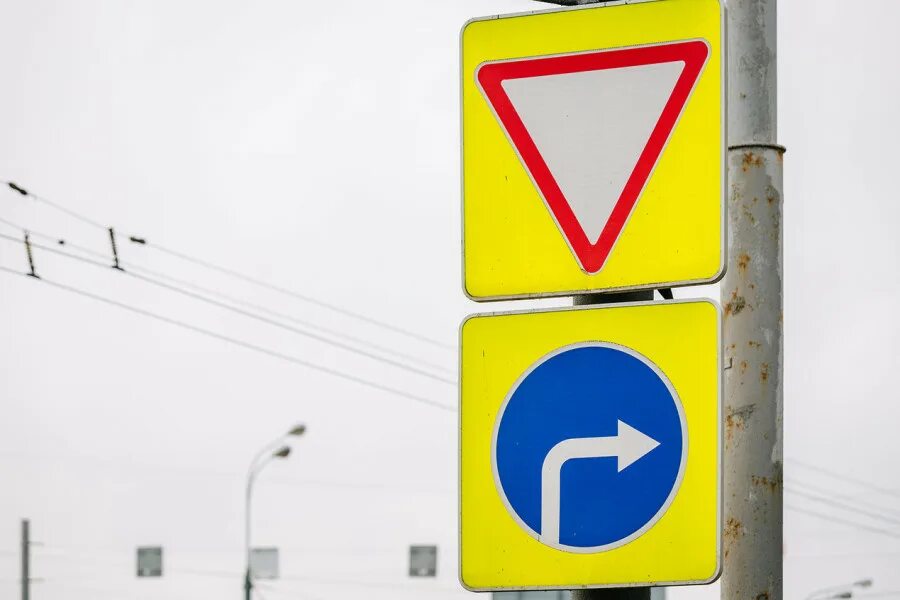 Временный дорожный знак уступи дорогу. Уступи дорогу. Знак дорожного движения уступить дорогу. Уступи дорогу с табличкой. Дорожный знак "уступи дорогу".