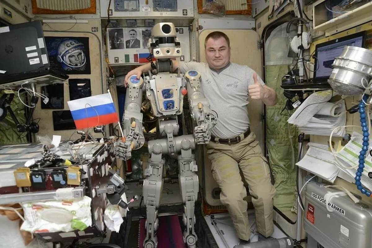 Первый робот побывавший в космосе 6. Робот федор на мкс. робот федор роскосмос. федор робот космонавт. робот федор в космосе.