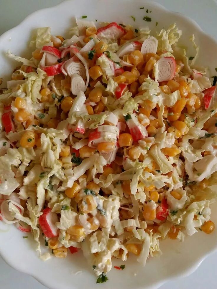 Пекинка кукуруза крабовые. Салат с пекинской капустой и крабовыми палочками и кукурузой. Салат с пекинской капустой и крабовыми палочками и кукурузой. Салат с крабовыми палочками кукурузой пекинской капустой огурцом. Салат с крабовыми палочками и кукурузой и яйцом.