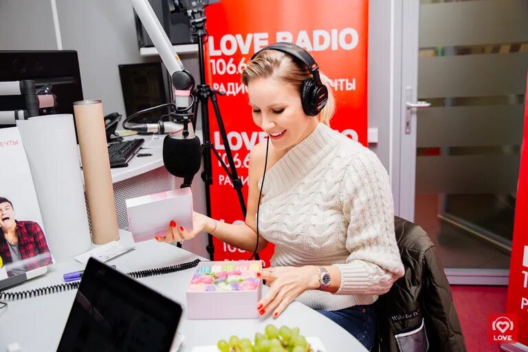 Какая музыка играла на радио. Радиоведущие love radio. Плейлист радио. Какая музыка играла на радио. Плейлист радио.