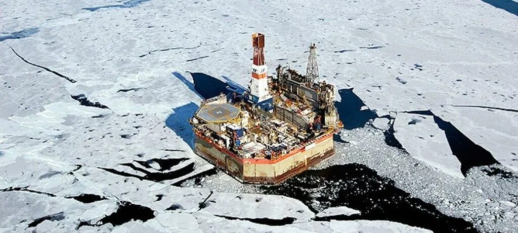 Моликпак платформа Сахалин. Разлив нефти в Северном Ледовитом океане. Приразломная скважины. Добыча полезных ископаемых в Арктике. Нефть ледовитого океана