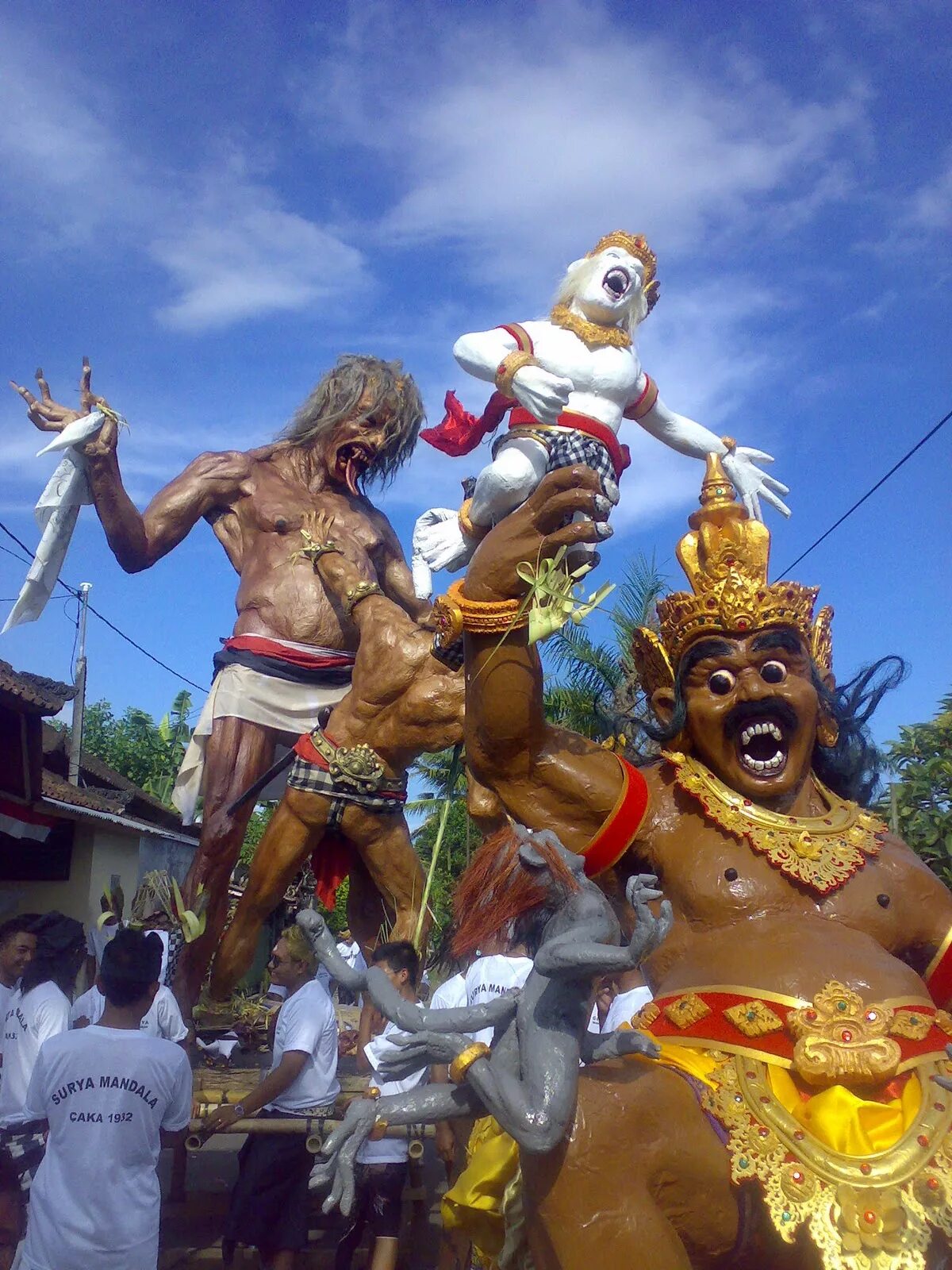 Парад ого ого. Ньепи на Бали. Парад ОГО ОГО на Бали. Ogoh Ogoh на Бали. Ньепи на Бали парад.