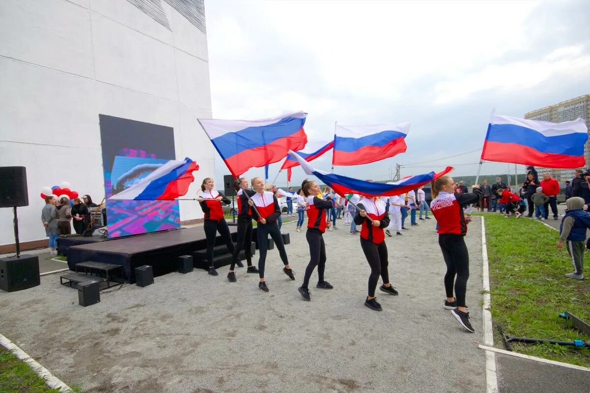 Мероприятия 18 сегодня. День России празднование. День флага. Празднование дня флага России. Российский флаг фото.