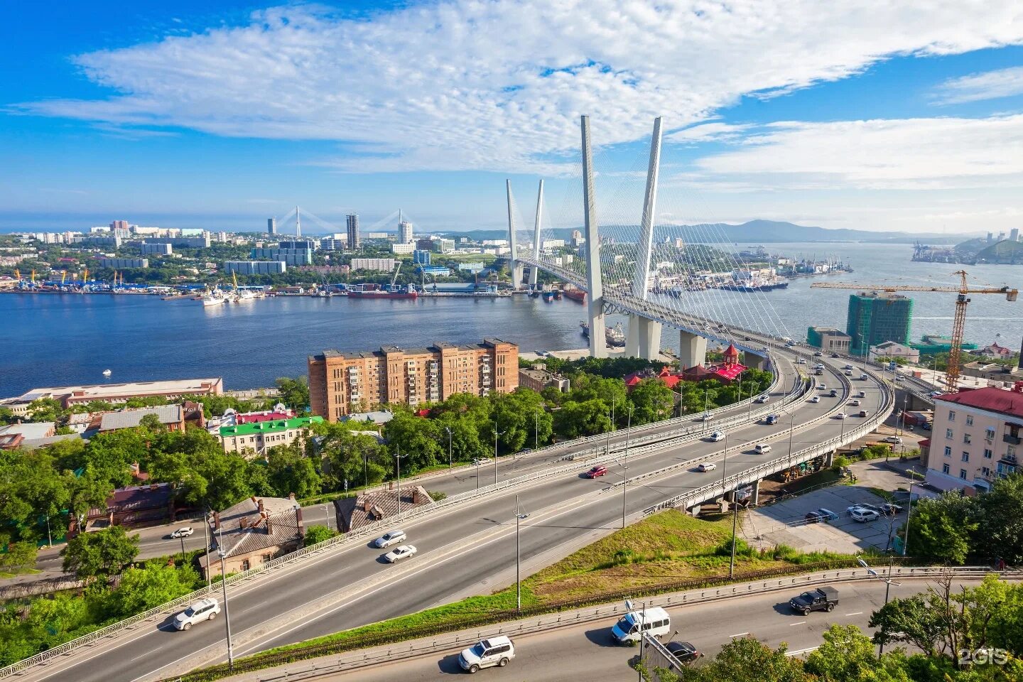 Владивосток является крупнейшим городом. Владивосток достопримечательности бухта золотой Рог. Золотой мост Владивосток. Приморский край Владивосток мост.