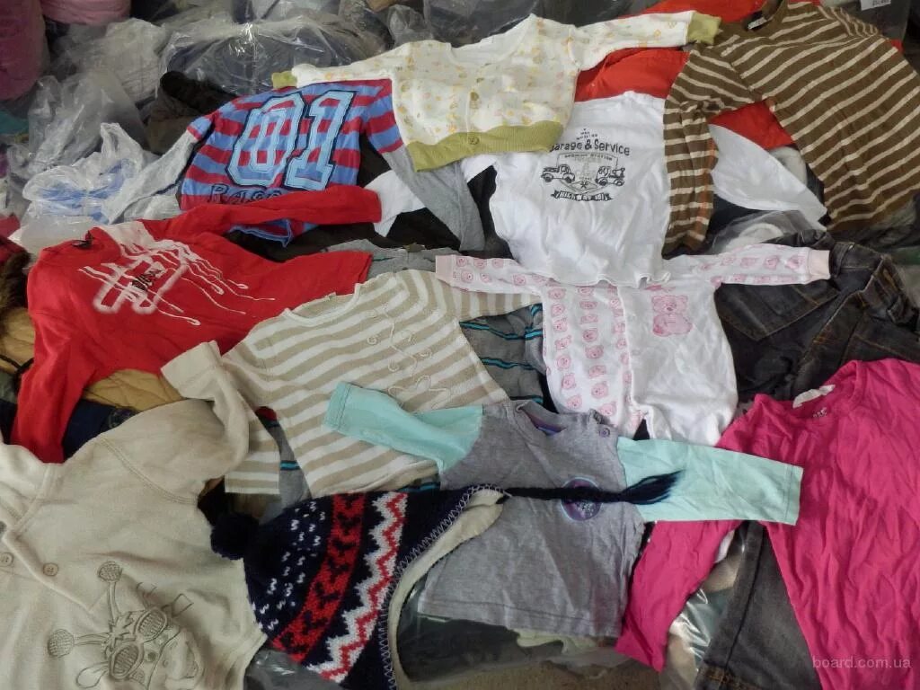 куча одежды. где продать брендовые вещи бу. комиссионный магазин одежды. вещи. секонд хенд одежда.