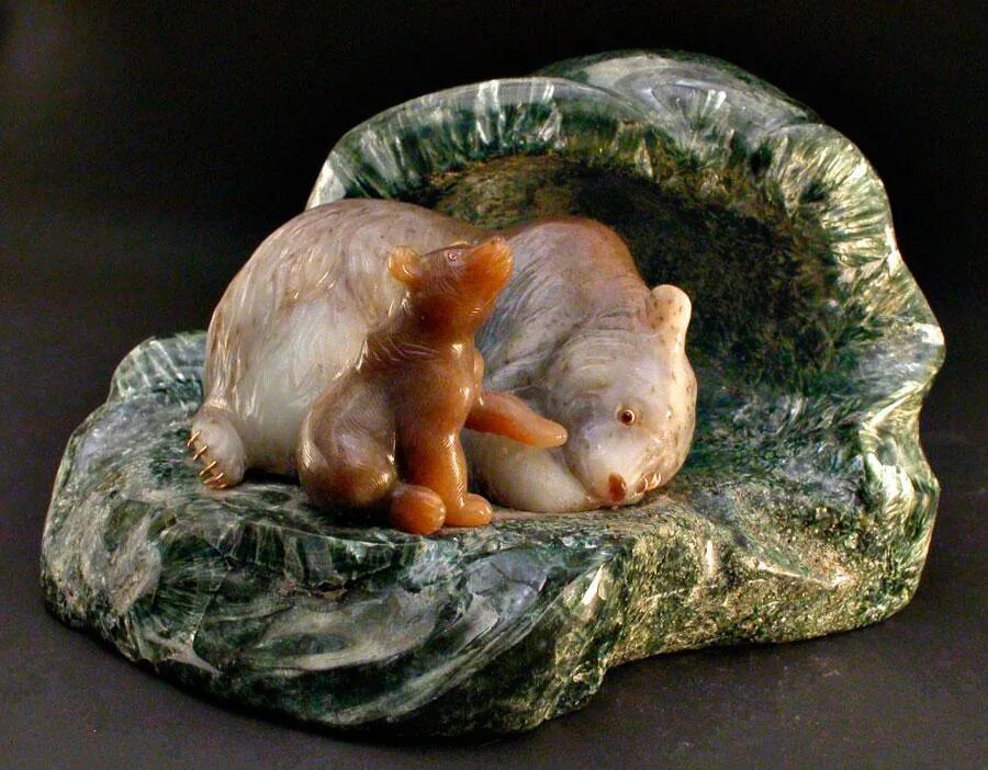 Творческая мастерская натальи бакут. Первая женщина камнерез. Каменный цветок в исполнении советских камнерезов. Мастера-камнерезы тувы. Первая женщина камнерез.