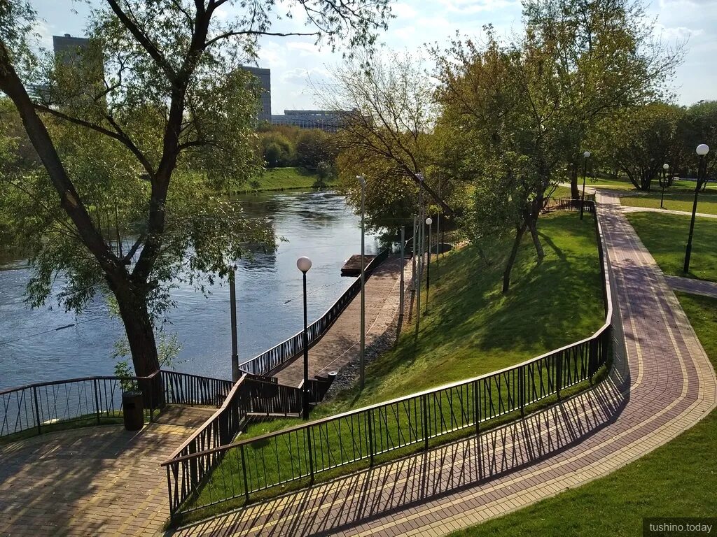 пушкинская набережная москва парк горького. ярославль достопримечательности волжская набережная. набережная моква реки парк горького. набережная реки монастырки. река в тюмени на набережной.
