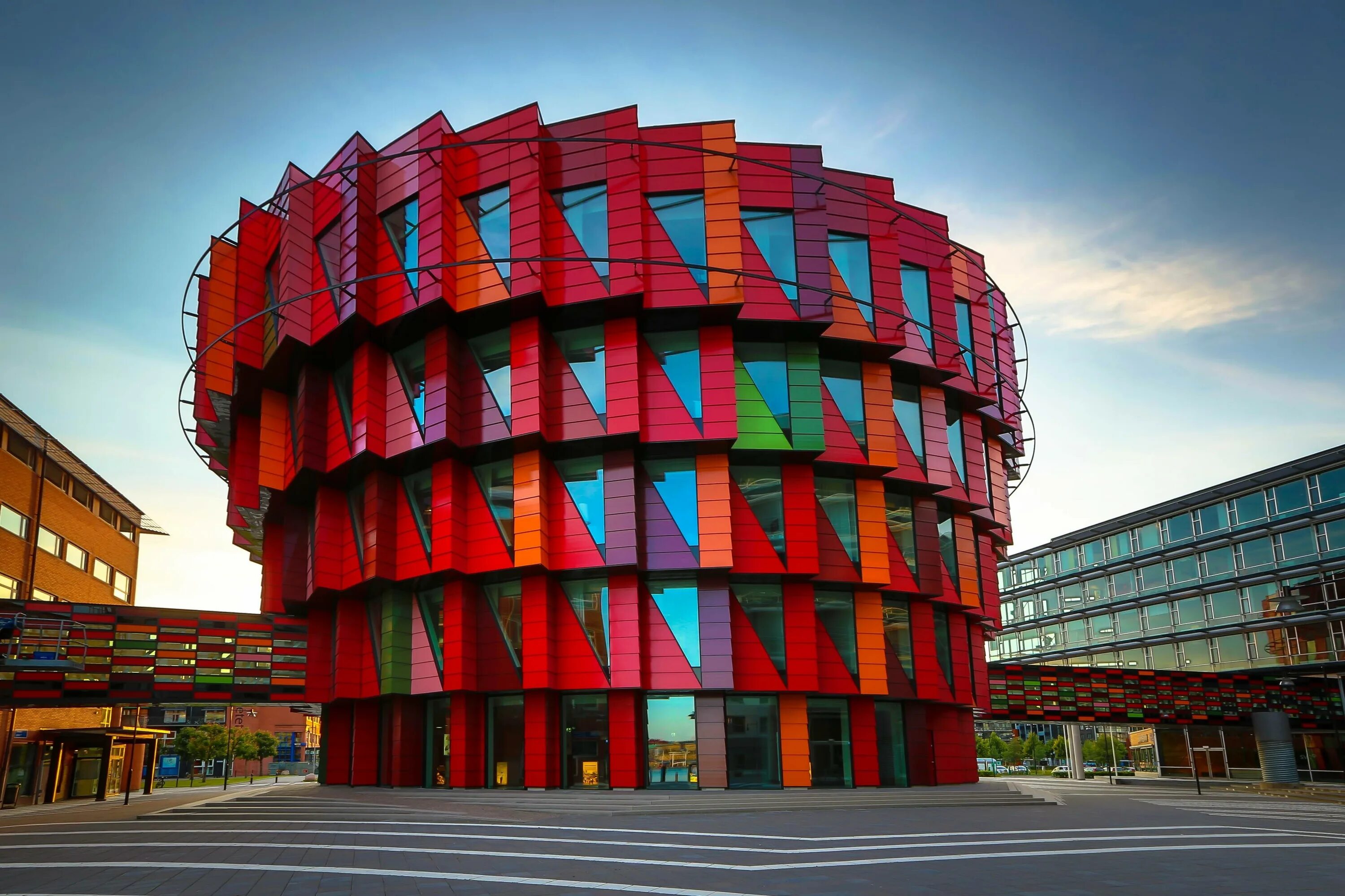 Unusual buildings. Сооружение Кугген, Гетеборг, Швеция. Технологический университет Чалмерса, Швеция архитектура. Офисное здание Kuggen. Швеция, гётеборг.