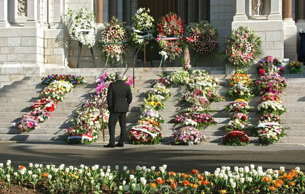 Гвоздика траурный букет. Цветы на панихиду. Какой цвет цветов на похороны женщине. Цветочки на похороны. Цветы на похороны мужчине.