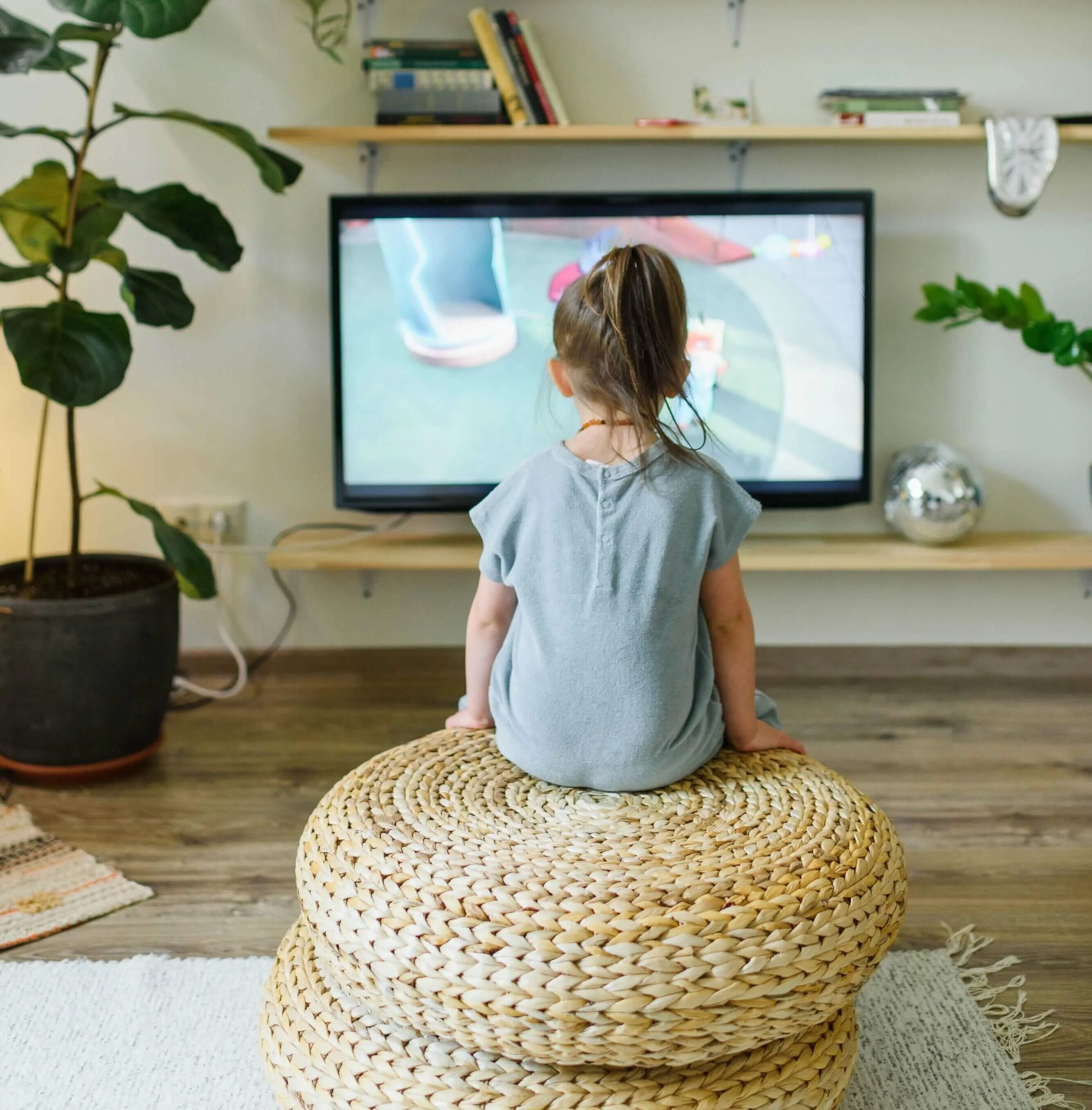 Дети перед телевизором. Телевизор для детей. Дети смотрят телевизор. Девочка смотрит телевизор. Ребенок перед Телеком.